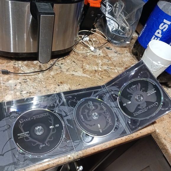 Game of Thrones: The Complete First Season (Blu-ray, 2012, 5-Disc Set) - Picture 9 of 16